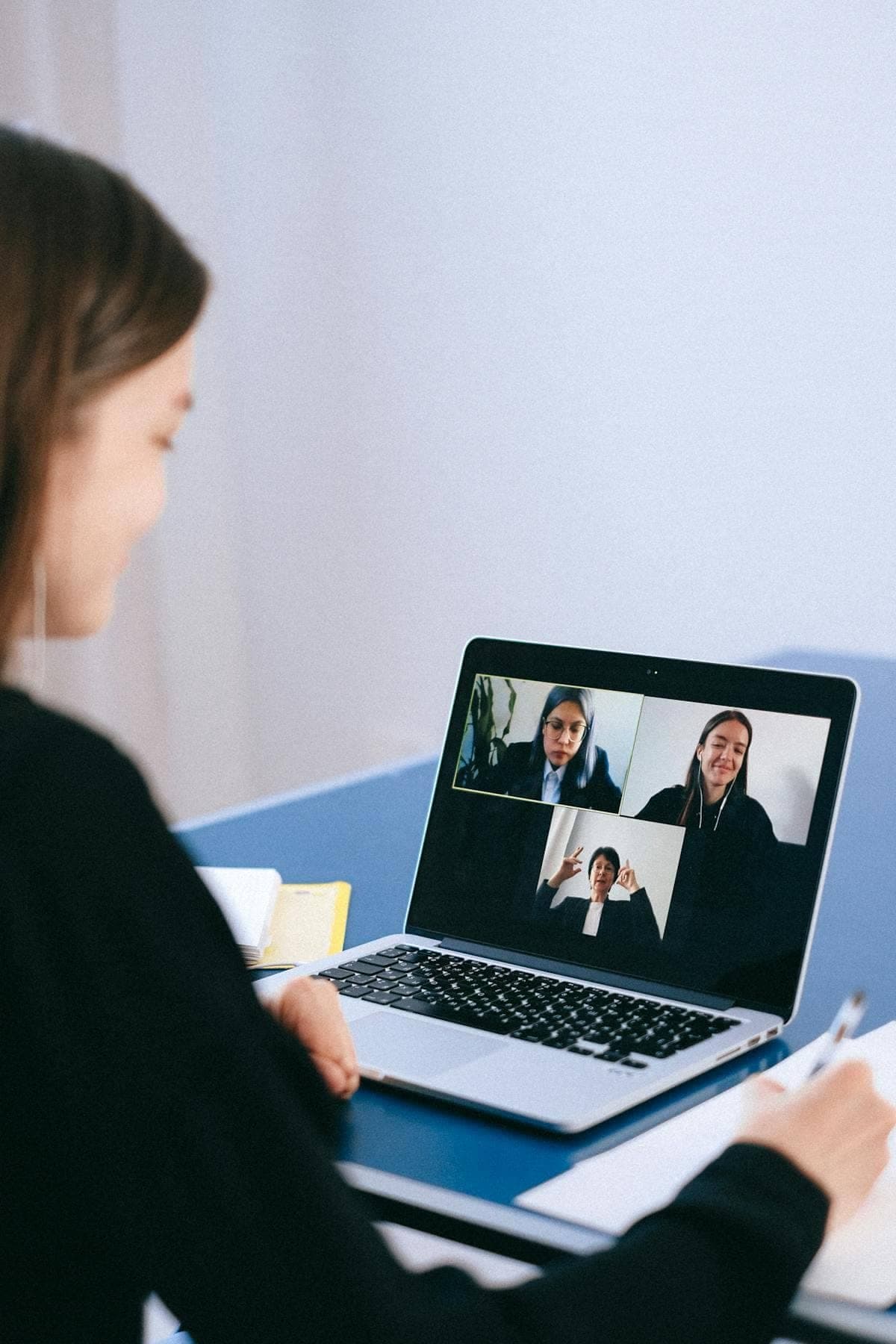 Sesión de coaching online por videollamada en un entorno profesional